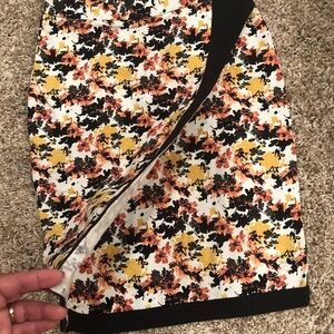 DE COLLECTION beautiful floral pencil Skirt/ size M